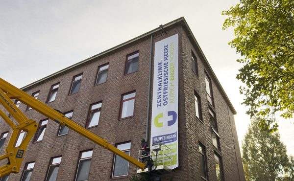 Neues Banner für den Klinikstandort Emden