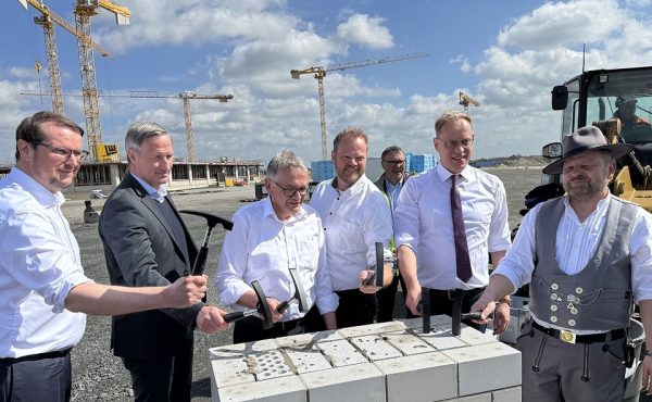 zkom-neuigkeiten-grundsteinlegung-zentralklinik-1